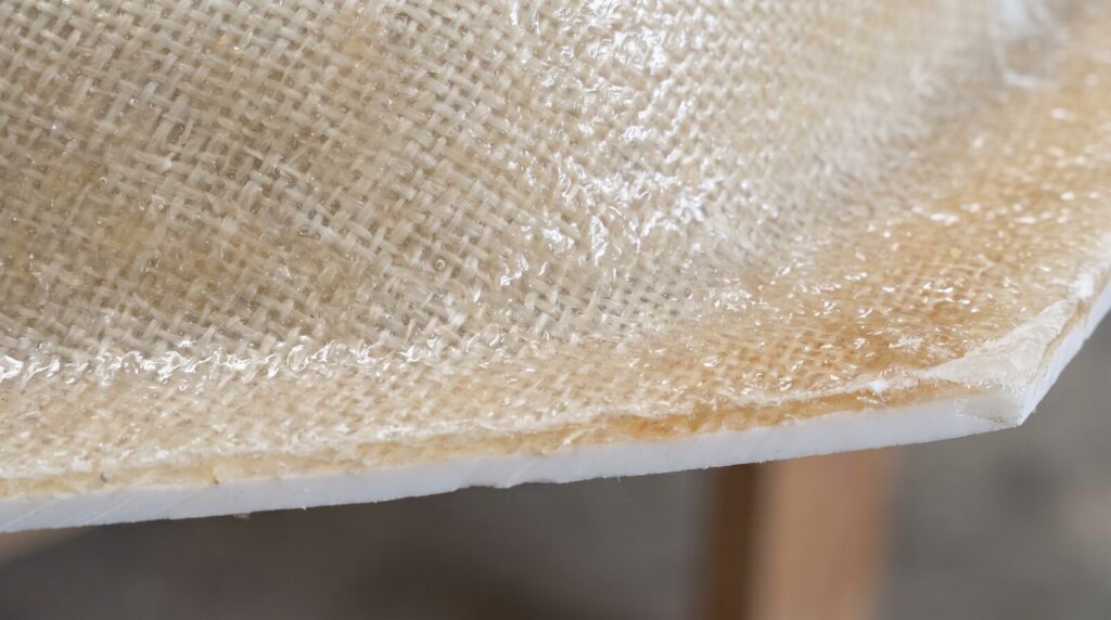 Sklolaminátová výstuha fiberglass na zadnej strane škrupiny vírivky